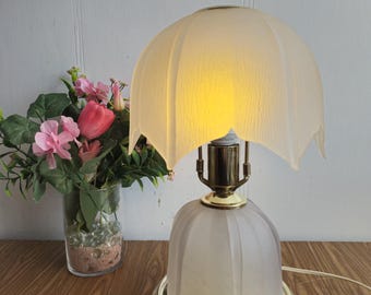 Lampa stołowa w stylu vintage z kloszem z matowego/satynowego szkła, lampa stołowa w stylu Art Deco, szklana lampa stołowa lub sypialniana z lat 80., złota lampa w kształcie kwiatu.