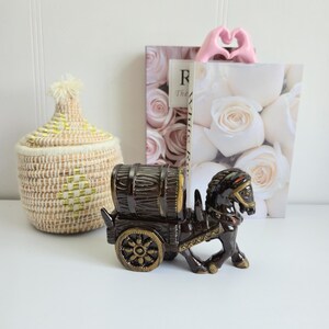 Vintage Redware Pottery Horse et Buggy Decanter Whiskey Barrel Liquor