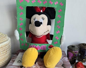 Peluche vintage di Minnie in una cornice per foto.