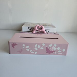 Vintage-Taschentuchbox-Abdeckung in Rosa, weiße Blume und rosa Schmetterling, hergestellt in Japan.