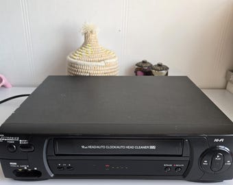 Stary odtwarzacz kaset VHS Sears Model 30350 z magnetofonem kasetowym 19 Um Head.