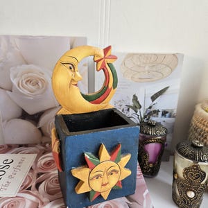 Caixa de madeira vintage com motivos celestiais - Arte popular esculpida dos anos 1990 representando Sol, Lua e Estrelas - Objeto decorativo pintado à mão.