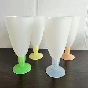 Vintage Tupperware große Tassen Kunststoff Fußgläser Set aus vier verschiedenfarbigen Stielen in Pastellfarben Kunststoff, Picknickgläser Camping