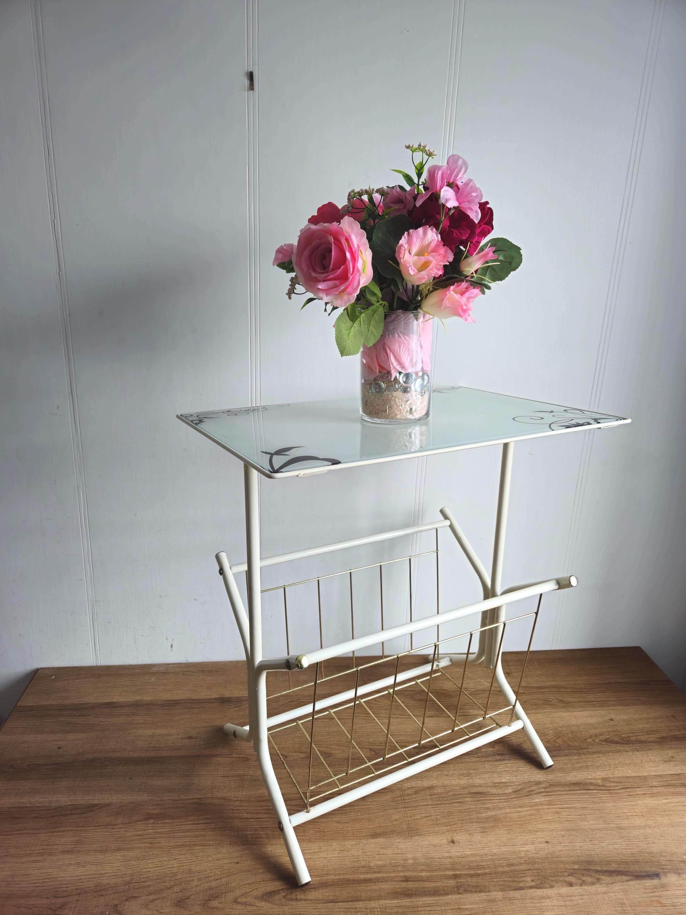 Magazine Rack Side Table ヴィンテージ ポストモダン Vintage Mid-century Modernist Magazine Rack Side Table in White