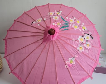 Wunderschöner rosa bemalter Regenschirm / Regenschirm im Vintage-Stil im chinesischen Stil mit Bambusrahmen und Stoffbezug.