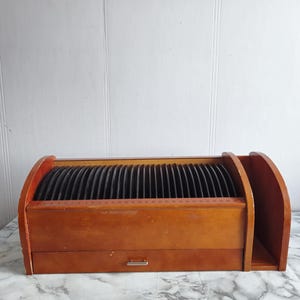 Op de afbeelding: Een houten organizer met een lade en vakken om brieven of andere items in op te bergen. De organizer is bruin en heeft een natuurlijke houten afwerking.