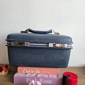 Vintage Samsonite train suitcase, toiletry bag, vintage luggage, Samsonite luggage, made in Canada.