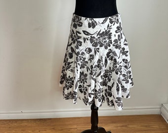 Vintage Black and white flower print flowy pleated skirt.90s