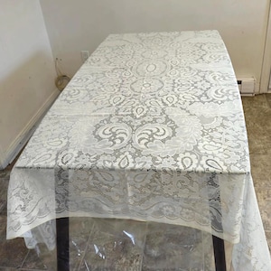 Vintage-Tischdecke aus weißer Spitze mit klassischem Spitzenmuster im viktorianischen Stil als runde oder rechteckige Tischdecke.