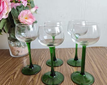 Set mit 5 Vintage-Luminarc-Weingläsern, hochfüßigen grünen Weingläsern.