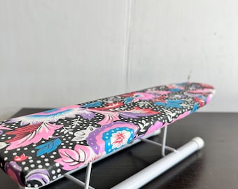 Vintage strijkplank met mouwen en retro stoffen hoes, roze en paarse bloemenstrijkplank, kleine strijkplank, mini-strijkplank.