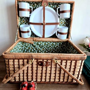 Vintage wicker picnic basket, complete picnic basket, picnic basket for 4, woven wicker case, basket.