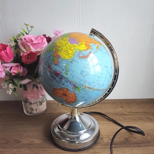 Vintage-Globuslampe, beleuchtete Tischleuchte, Karte des Planeten Erde, Sockel aus poliertem Silber, geografische Beleuchtungsvorrichtung.