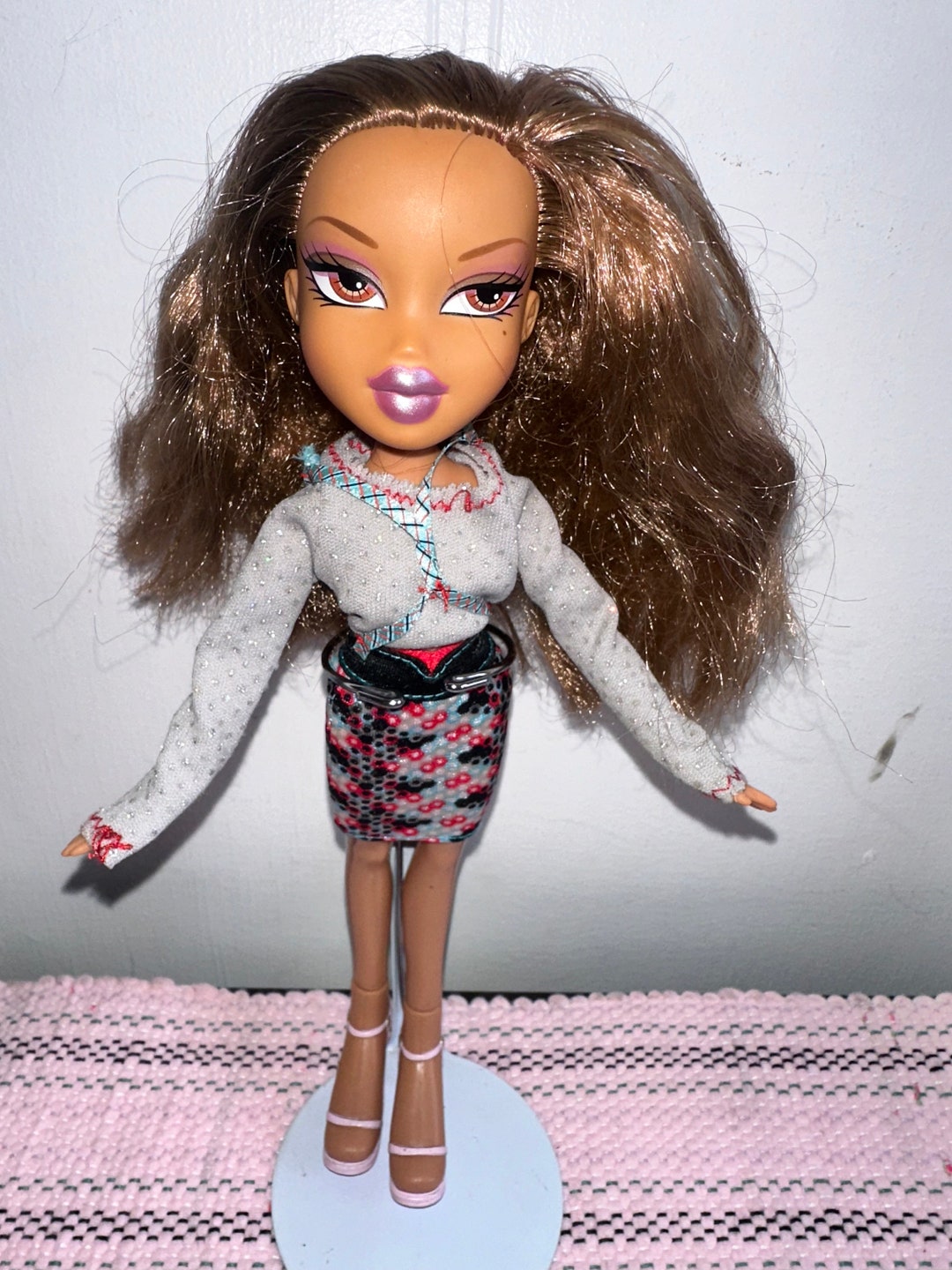Lot of 5 Bratz Dolls - 3 Are 2001 MGA - 3 Missing Feet - AS IS