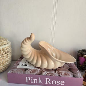 Maceta vintage con forma de cuerno de la abundancia en color rosa iridiscente, decoración de los años 80, hecha a mano.