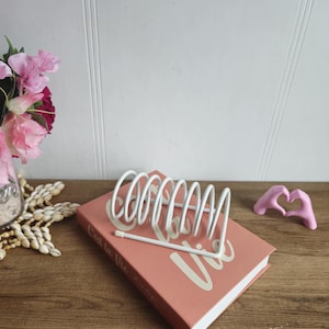 Accesorio de escritorio para clasificar cartas con resorte helicoidal de estilo vintage de mediados de siglo, color blanco.