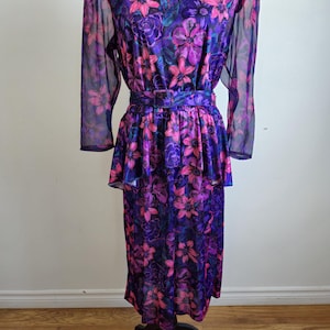 Vintage 80er Jahre Buntes Kleid Florales, rosa und lila abstraktes Kleid.