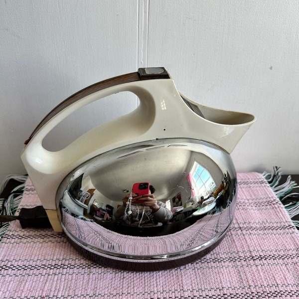Vintage Electric Kettle by General Electric, Retro 1980's Chrome & Almond beige, in Working Condition, Kitchen Decor .