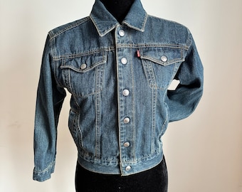 Vintage denim Levi's jacket,medium blue denim jacket, Girls levis jacket, medium wash jean jacket, Levi's Youth Jean Jacket, size medium .