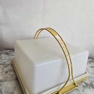 Vinatge Tupperware Cake Holder, Harvest Gold, Tupperware Square cake Holder, Harvest Gold Holder #1242 A, with Handle.