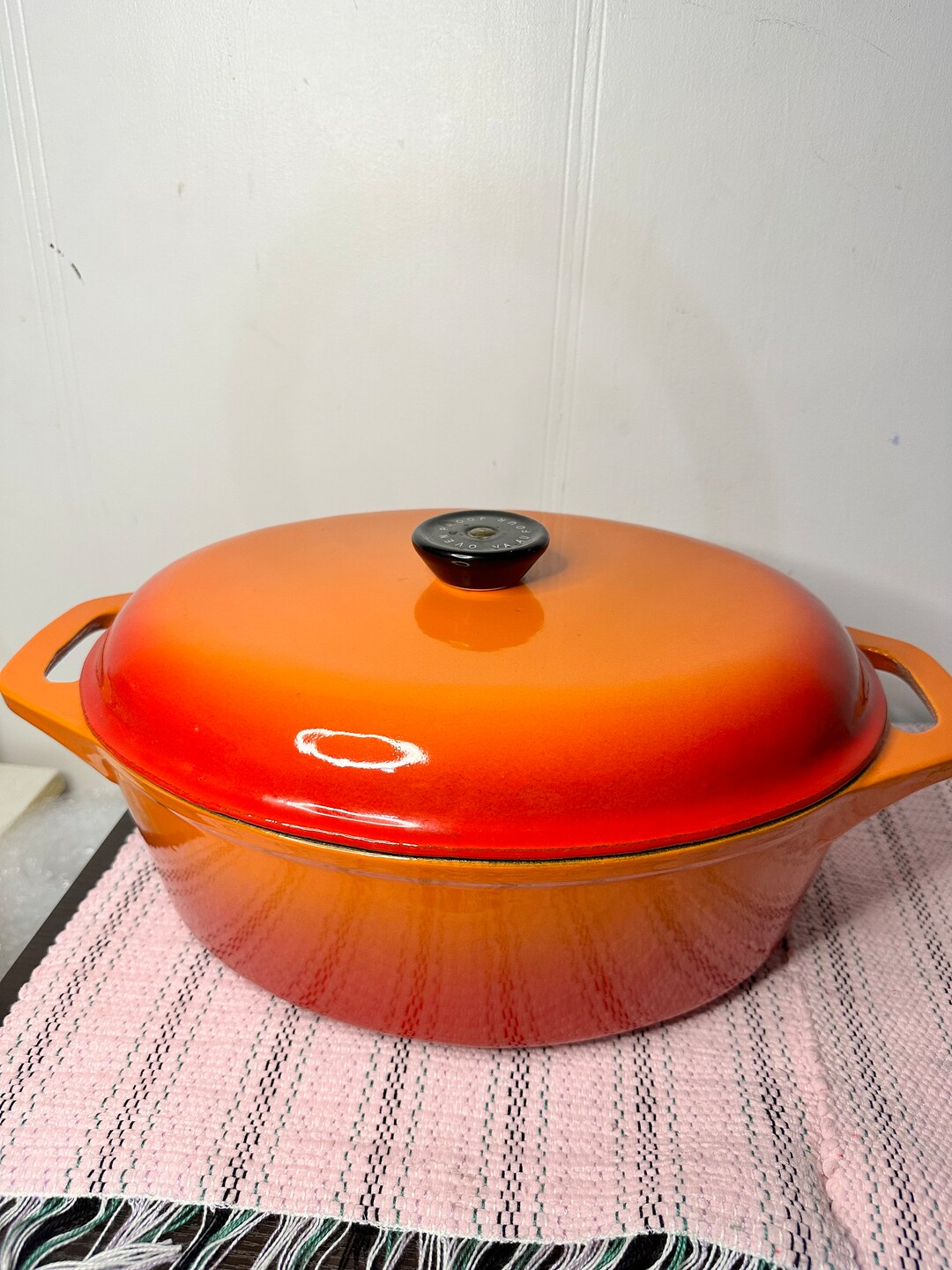 vintage-heavy-pot-casserole-saucepan-cast-iron-enamelled-country-style