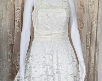 Vintage wedding dress, lace A-line wedding dress, sleeveless floral ball gown, tea-length cocktail dress.