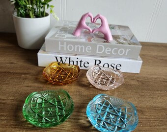 Set mit 4 Vintage-Mini-Farbgläsern, Schmuckhalter, Aschenbecher.