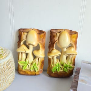 Vintage Mid-Century Mushroom Wall Décor - Set van 2 | Kitsch vintage krijtwerk van Miller Studio 1977.