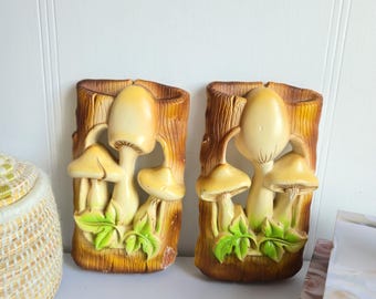 Decorazione da parete vintage a forma di fungo di metà secolo - Set di 2 | Gesso vintage kitsch di Miller Studio 1977.