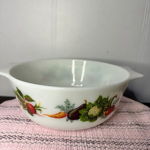 70s Pyrex Tuscany Market Garden 3 Pint Casserole Dish #513 Round With Lid Vintage Cookware Milk Glass Heat Resistant Bakeware Tableware.
