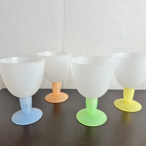Tupperware Vintage-Becher, Kunststoff-Fußgläser, Set mit vier verschiedenfarbigen Stielen in Pastellfarben, Kunststoffgläser, Picknickgläser, Camping