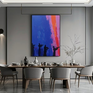 Op de afbeelding: Een moderne eetkamer met een groot abstract schilderij van een band die instrumenten bespeelt in tinten blauw, roze en oranje, hangend aan de muur. De eettafel is gemaakt van donker hout en heeft zes stoelen met grijze stoffen zittingen.