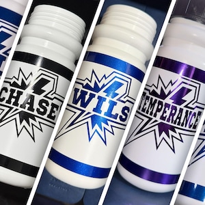 Puede incluir: Una colección de botellas de agua de plástico blanco con un diseño gráfico estilo cómic con un patrón de estrella. Cada botella muestra un nombre único en letras negritas, incluyendo Chase, Wils y Temperance, con acentos de color azul, negro y morado.