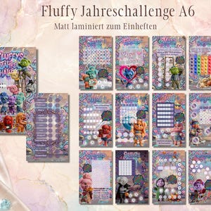 Könnte beinhalten: Ein Set aus A6-großen, matt laminierten Spar-Challenge-Blättern mit dem Titel Fluffy Jahreschallenge. Die Blätter zeigen bunte, verspielte Charakterillustrationen, monatliche Tracking-Raster und kreisförmige Ankreuzfelder für jeden Monat.
