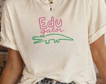 T-shirt Edu Gator pour enseignant | T-shirt humoristique pour la rentrée scolaire | Cadeau pour enseignant aux couleurs apaisantes | T-shirt mignon pour enseignant du primaire | T-shirt alligator dessiné à la main