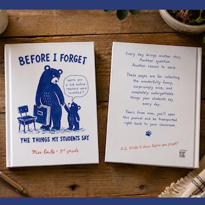 Op de afbeelding: Een wit hardcover dagboek getiteld Before I Forget: The Things My Students Say. De voorkant bevat een blauwe illustratie van een grote beer en een kleine beer met een tekstballon die vraagt, Were you a kid before teachers were invented?