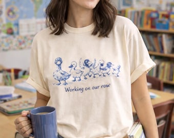 Camiseta de maestra "Patos trabajando en nuestra fila" / Camiseta de maestra de jardín de infantes "Pato" / Camiseta de excursión de primavera / Camiseta de colores cómodos para consejera de campamento