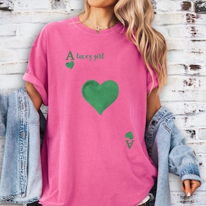As de Corazones / Camiseta rosa y verde para San Valentín / Camiseta gráfica del Día de San Patricio / As de Corazones verde "Una chica con suerte" / Regalo para novia / Jugadora de cartas