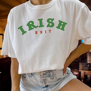 Zabawna koszulka IRISH EXIT | Koszulka na imprezę z okazji dnia Świętego Patryka | Koszulka Irish Goodbye | Niepowtarzalna koszulka do picia w barze St Paddy | Koszulka Night Out