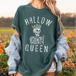 October Halloween Birthday Shirt for Women | HALLOW QUEEN Shirt | Skeleton Crown Halloween Tee | Funny Spooky Season Party Shirt | Cute Tee