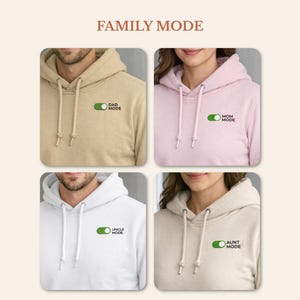 Può includere: Quattro felpe con cappuccio in beige, rosa chiaro, bianco e sabbia, ognuna con una grafica di interruttore verde e il testo DAD MODE, MOM MODE, UNCLE MODE e AUNT MODE. Il testo FAMILY MODE appare in alto, con i formati file in basso.