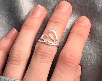 Ruhendes Herz Ring aus massivem 925 Silber, einzigartiger schöner Damenring, Sterling Silber, stapelbarer Ring, handgemachter Ring