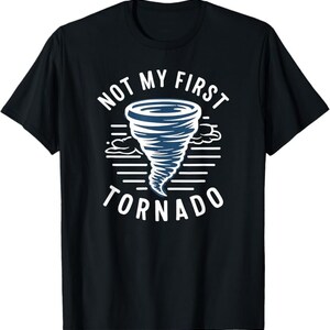 Peut inclure: T-shirt noir avec du texte blanc qui dit "Not My First Tornado" et un graphique d'une tornade bleue.