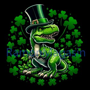 Op de afbeelding: Een groene cartoon-dinosaurus die een groene leprechaun-hoed draagt met een gouden gesp. De dinosaurus is omringd door groene vierbladige klavers.