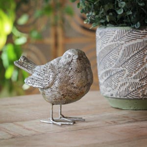 Adorno de pájaro petirrojo plateado