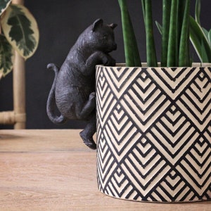 大きな茶色の猫用ポットハンガー