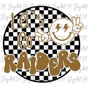 Puede incluir: Un círculo a cuadros blanco y negro con el texto "Let's Go Raiders" en marrón. Una cara sonriente marrón con rayos y signos de paz se encuentra en la esquina superior derecha.