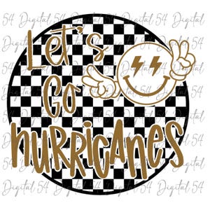 Könnte beinhalten: Ein schwarz-weißer Schachbrett-Kreis mit dem Text "Let's Go Hurricanes" in goldenen Buchstaben. Ein goldener Smiley mit Blitzen und Peace-Zeichen befindet sich in der oberen rechten Ecke.