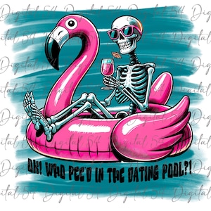 Puede incluir: Un esqueleto con gafas de sol se sienta en un flotador de piscina rosa en forma de flamenco y sostiene un cóctel rosa. El texto "Oh! Who peed in the dating pool?!" está escrito debajo del flotador.