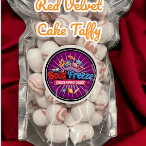 Gefriergetrocknete rote Samtkuchen Salzwasser Taffy, köstliche Leckereien, hausgemachte lustige Taffy Bombs, getrocknete Süßigkeiten, gefriergetrocknete Snacks